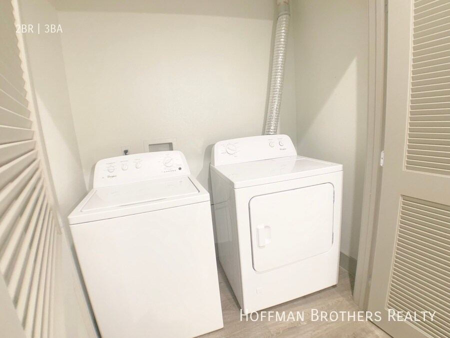 Building Photo - 115 S St Andrews Pl