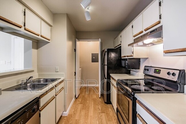 Building Photo - 5530 Chrishire Way