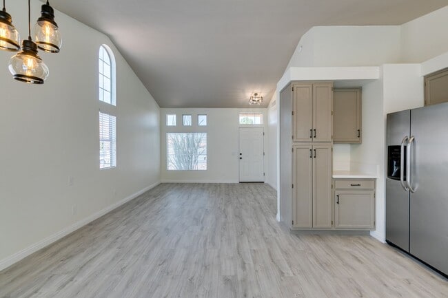 Building Photo - Fully upgraded 3 bedroom house on large lo...