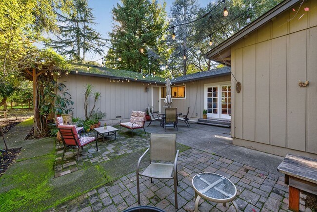 Building Photo - Charming 3-Bed / 2-Bath Retreat on Over an Acre in Sebastopol