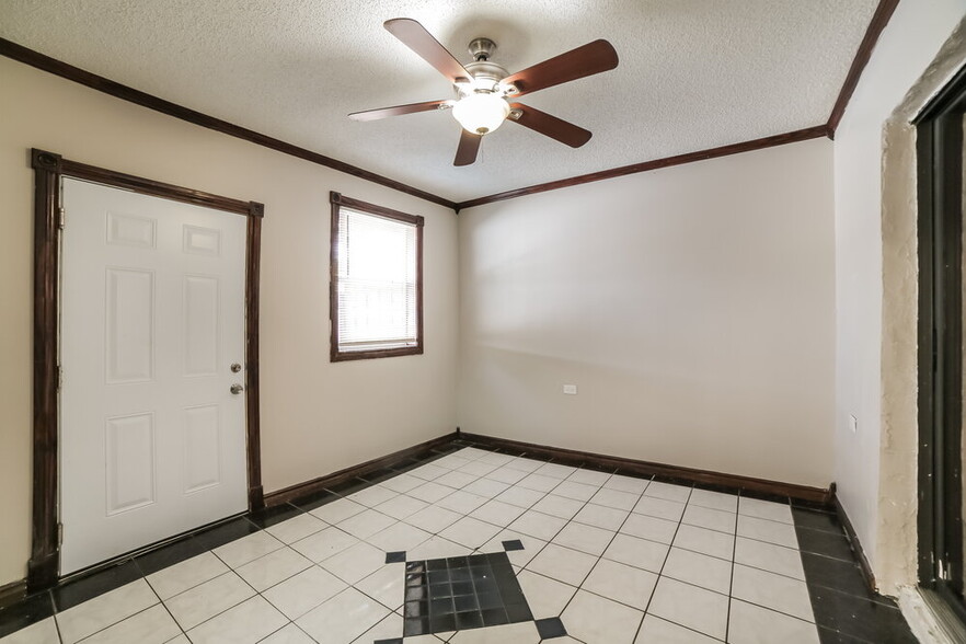 Building Photo - 5901 Lincoln Cir W