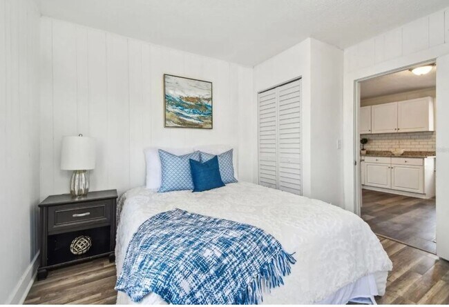 Building Photo - Housing Voucher Accepted: Charming 4-Bedroom Home in Saint Petersburg