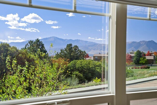 Building Photo - Main Level Living in Pine Creek...Views ar...