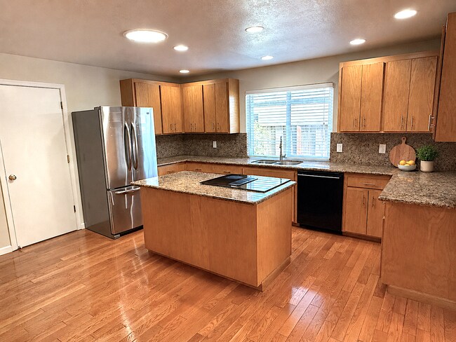 Building Photo - 786 Eden Ave