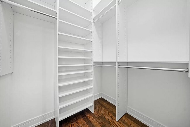 Building Photo - 1085 N Marshfield Ave