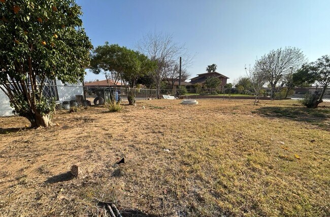 Building Photo - 3413 N Buena Vista Ave