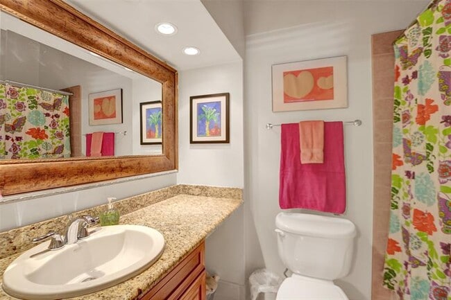 Building Photo - 700 E Coco Plum Cir