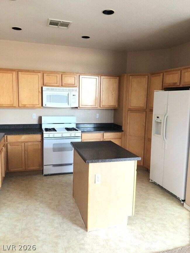 Building Photo - 706 Aloe Yucca Ave