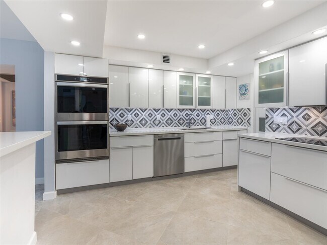 Building Photo - 2850 N Palm Aire Dr