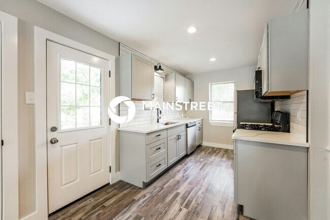 Building Photo - 4 Bedroom Pet-Friendly Home in Mesquite, TX with Main Street Renewal