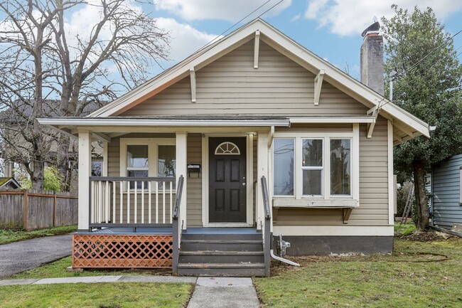 Charming Bungalow with a Detached Garage! - Charming Bungalow  with a Detached Garage!