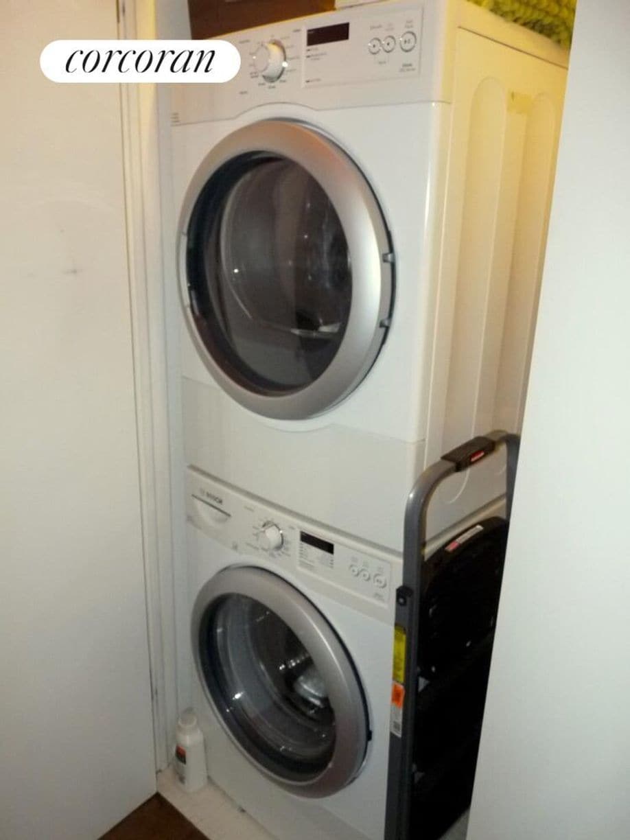 Building Photo - 240 W 98th St