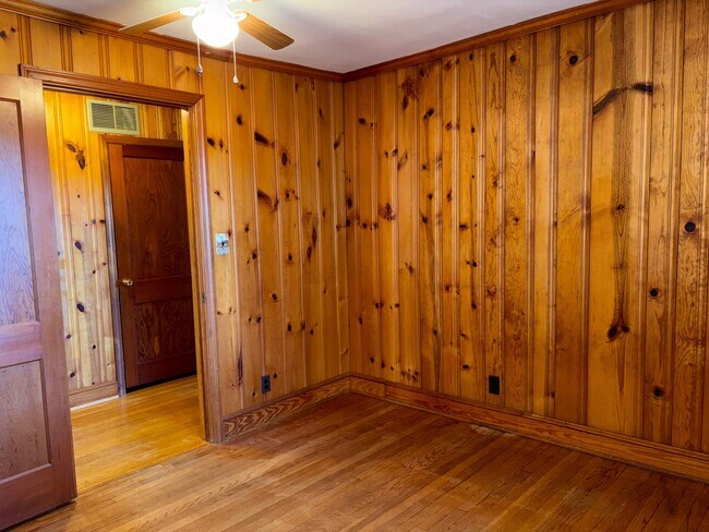 Building Photo - 3 Bedroom, 1.5 Bathroom House in Winston-S...