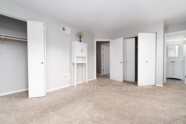 Building Photo - Freshly Painted, Pet-Friendly, Off-Street Parking, Walk to Carlisle HS!