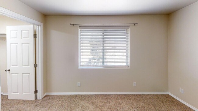 Building Photo - *AVAILABLE NOW**2 Bedroom 1 1/2 Bath- Back...