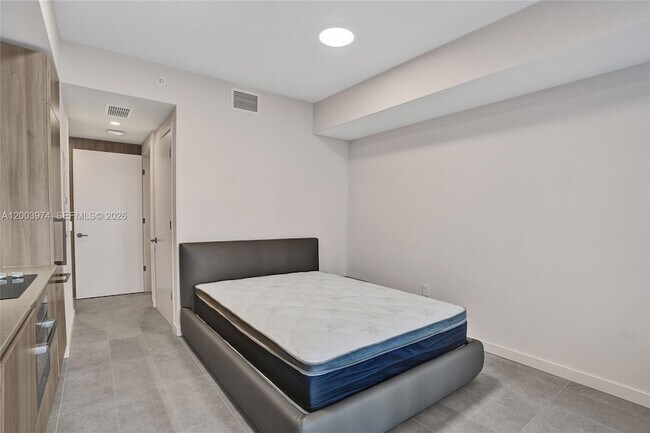 Building Photo - 121 NE 5th St