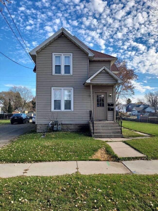 Building Photo - 622 Grand St