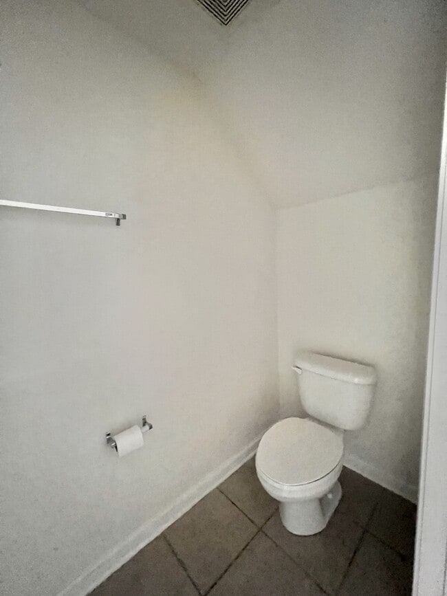 Building Photo - 302 Cherry Way