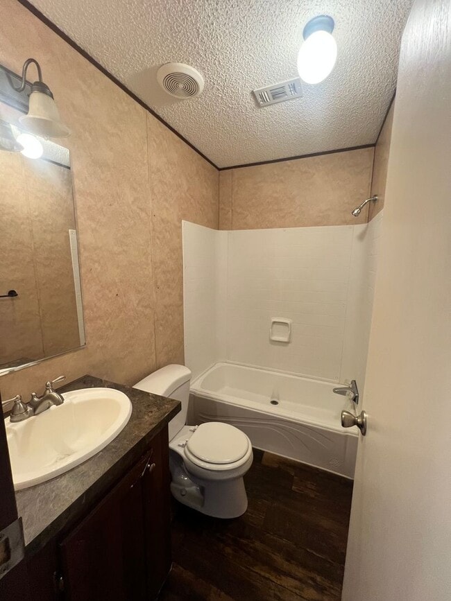 Building Photo - 3 Bedroom / 2 Bathroom Home – Utilities No...
