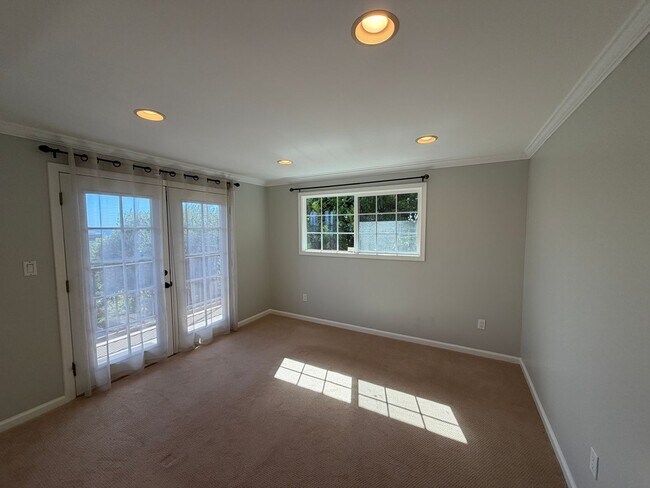 Building Photo - 3888 Sierra Dr