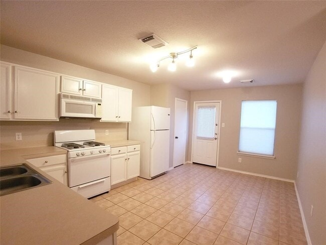 Building Photo - 8138 Forest Glen Dr