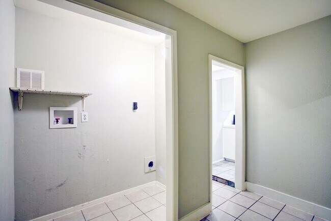 Building Photo - 3 Bedroom Arlington Park Home for Lease