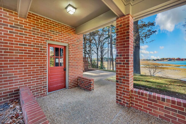 Building Photo - Gorgeous Waterfront Home!