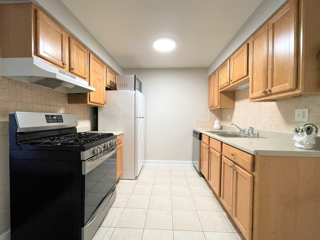 Building Photo - 8816 Briar Ct