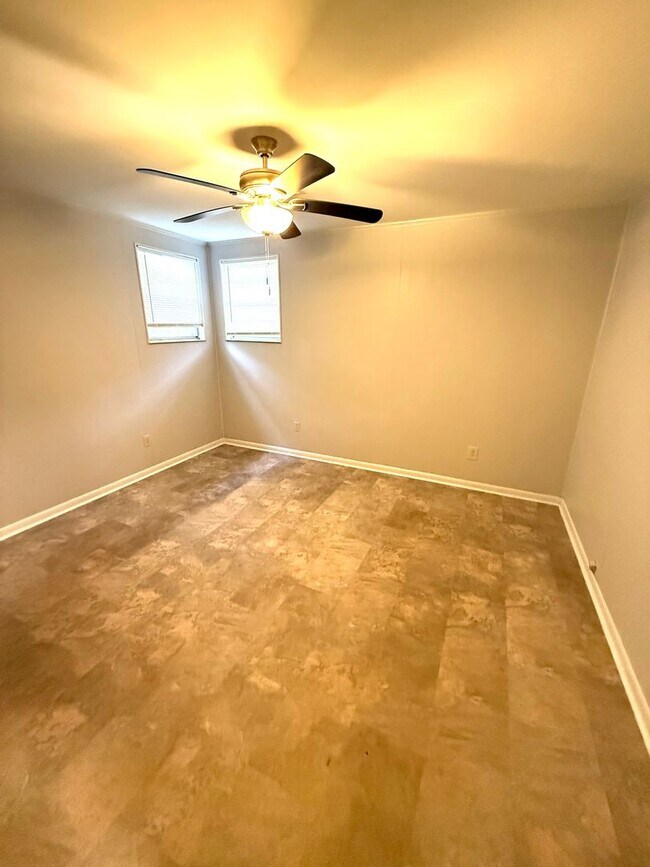 Building Photo - ** 4 bed 2 bath located in Morningview ** Call 334-366-9198 for a self showing