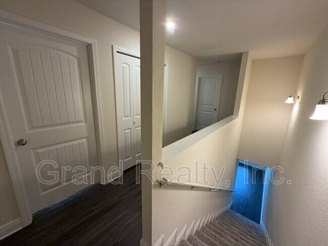 Building Photo - 5033 Peach Dr