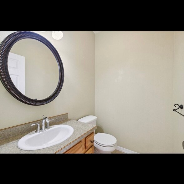 Building Photo - 825 Crestmont Way