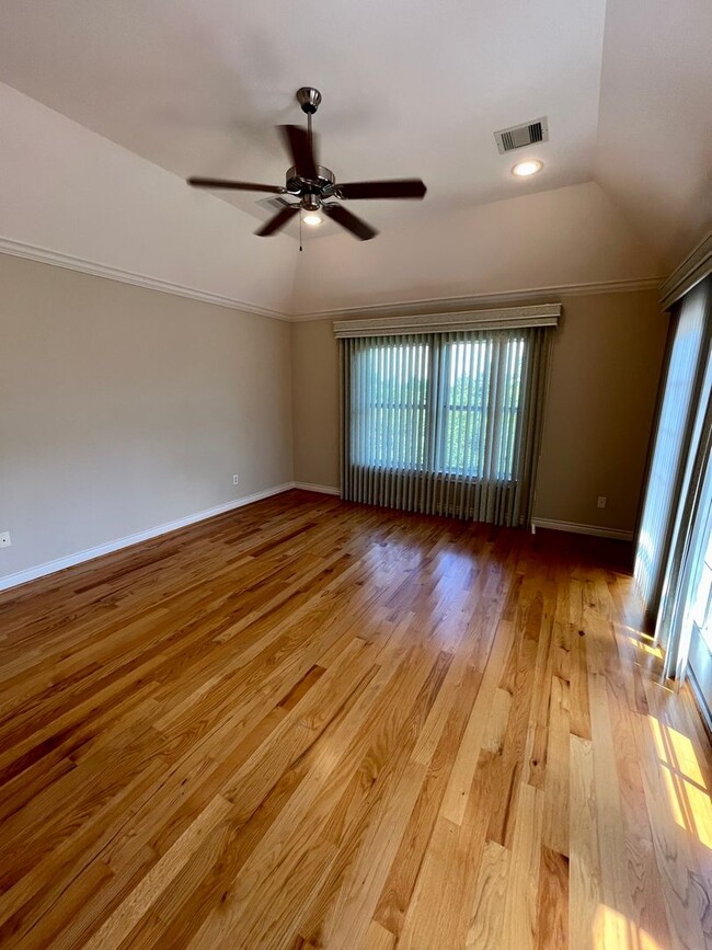 Building Photo - Wonderful 4/3.5 Townhome