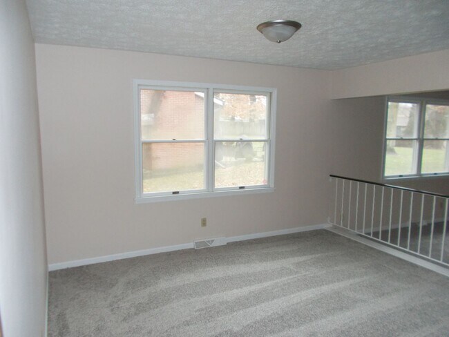 Building Photo - Welcome to this Stunning and Expansive 3 Bedroom, 2 1/2 Bath Home in the Desirable Oak Park Area ...