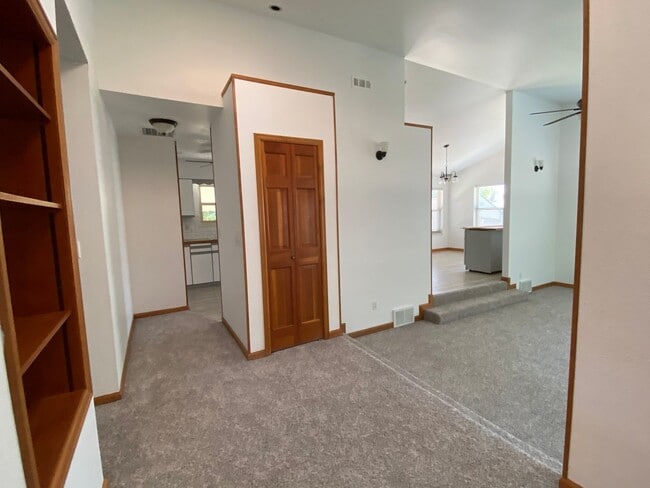 Building Photo - 3 Bedroom 2 Bath home