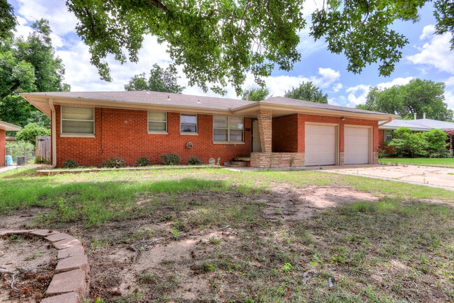 Building Photo - Spacious 3-Bedroom Home with a Fenced Yard and Easy Access to Everything!