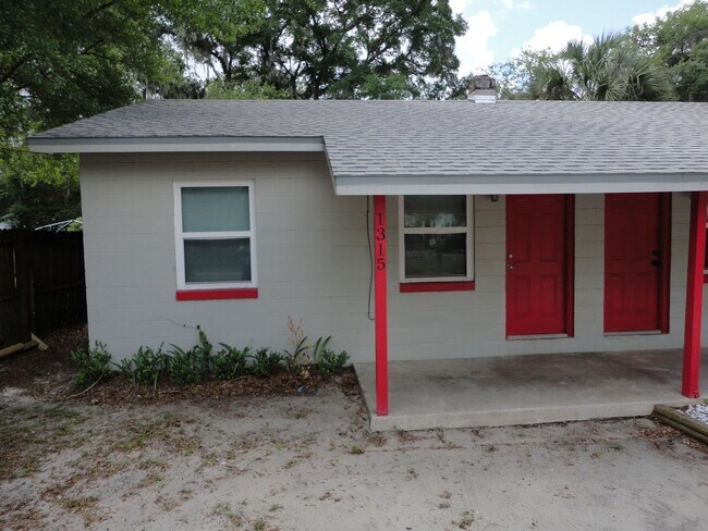 Building Photo - Nice recently Remodel 2 bedroom/1 bath duplex