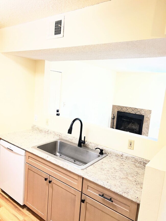 Building Photo - Cozy Condo