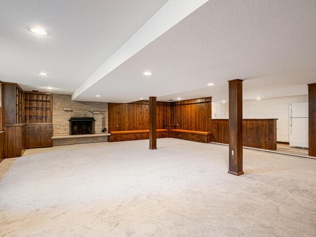 Building Photo - 6625 W Shore Dr