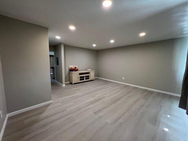Building Photo - 2188 Luz Ave