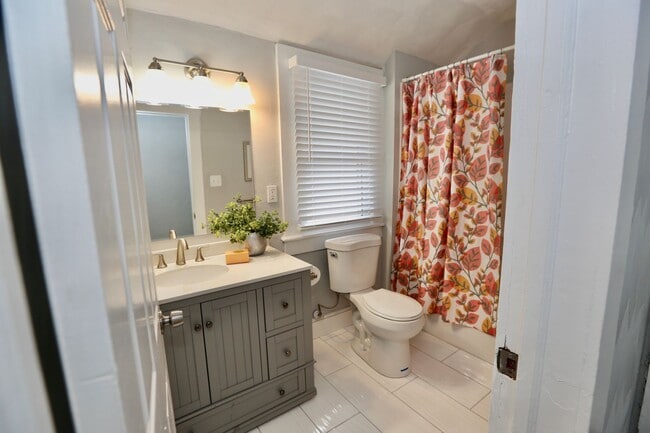 Building Photo - Updated & Ready 09-19-25! Pet Friendly - F...