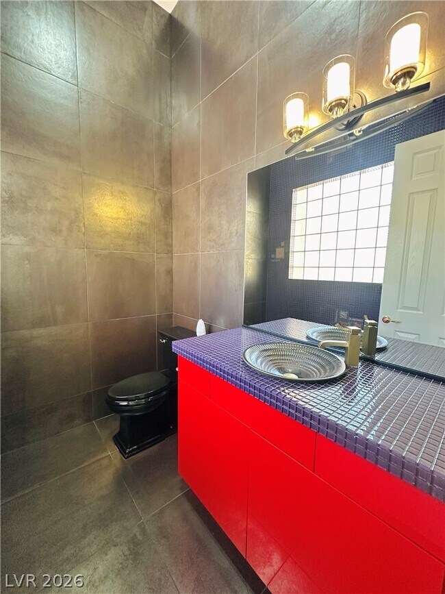 Building Photo - 2025 Grouse St