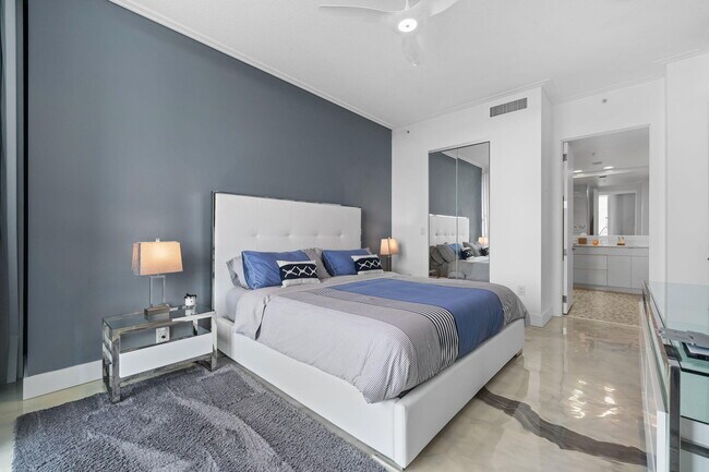 Building Photo - 347 N New River Dr E