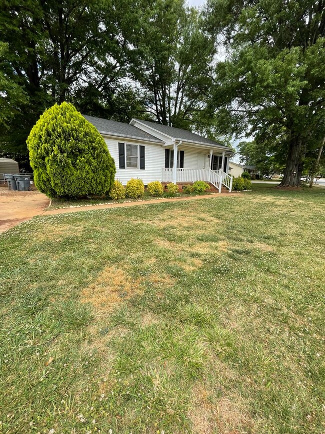 Primary Photo - 3 Bedroom 2 bathroom Ranch style home near...