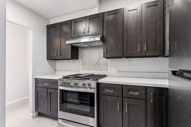 Building Photo - Freshly Renovated 1 Bed, 1 Bath Oakland Home with In-Unit Laundry