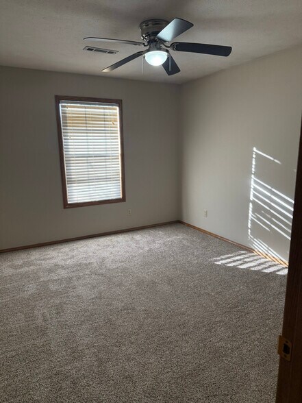 Building Photo - 653 Walnut Ridge St