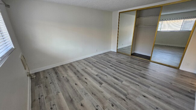 Building Photo - 2130 Beachwood Dr
