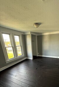 Building Photo - 3 bedrooms 1 bath