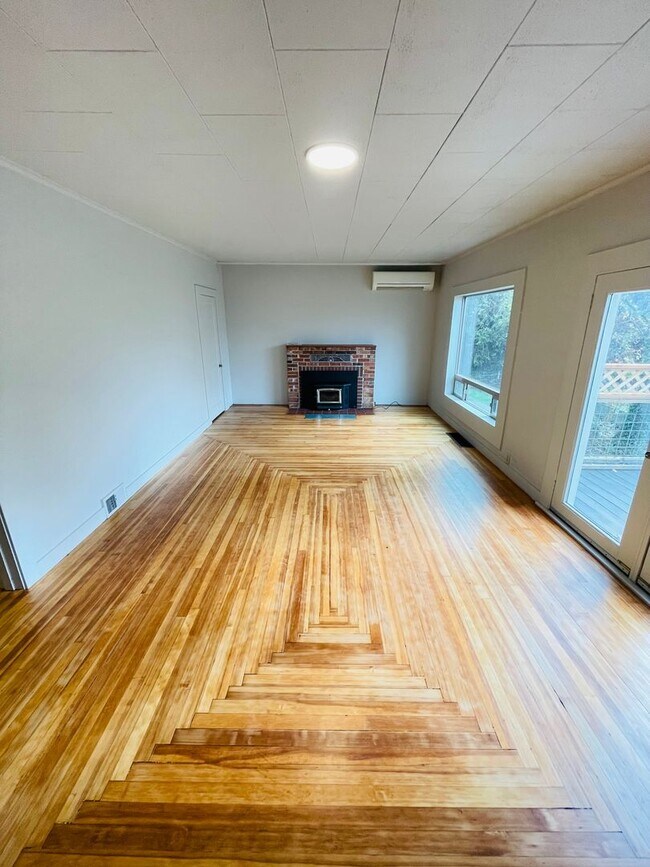 Building Photo - 1100 32nd St