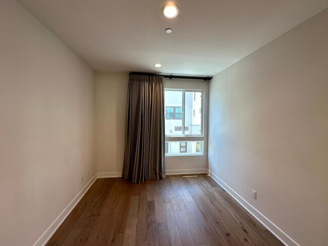 Building Photo - Fantastic 3 Story Townhome - 2 bedrooms - ...