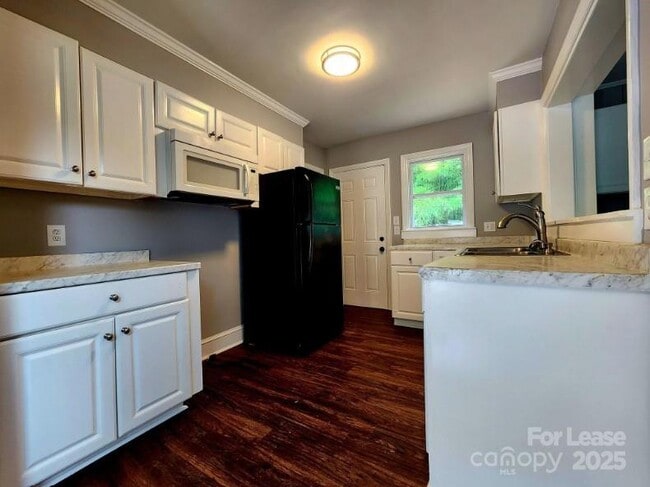 Building Photo - 3337 Eastway Dr